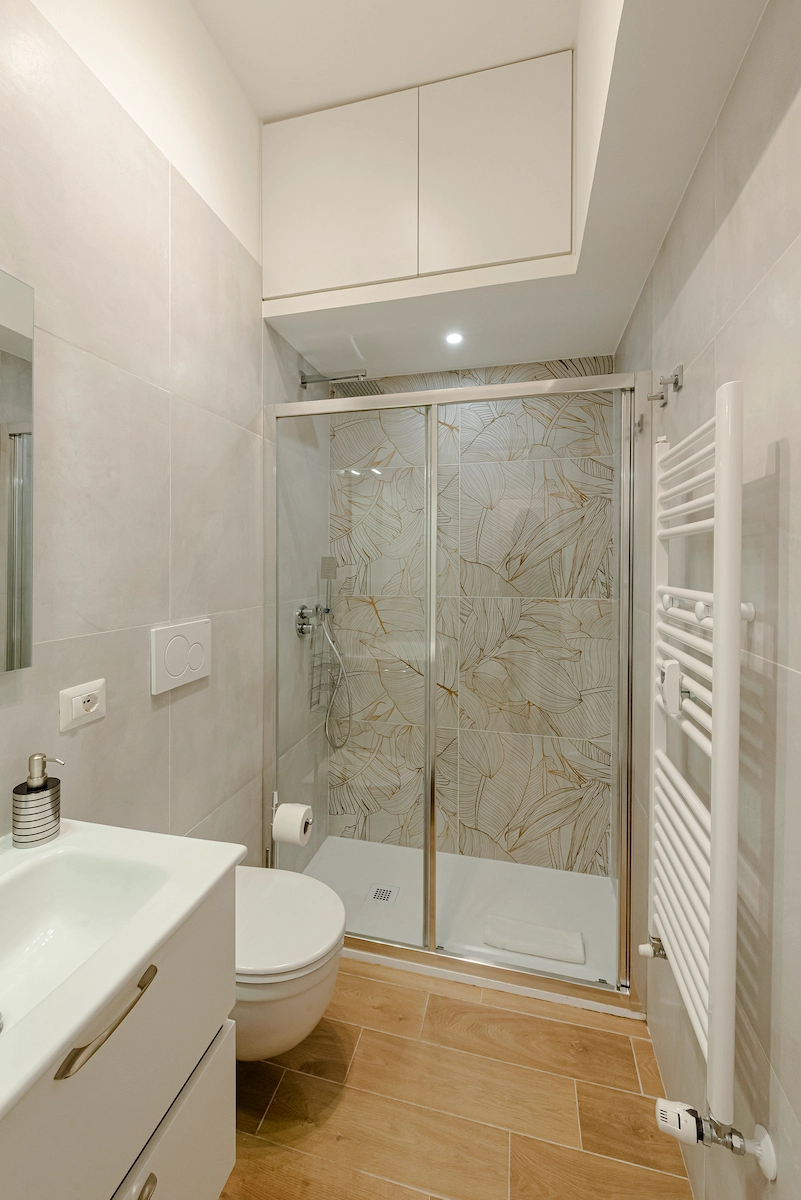 Bagno con doccia GoldStar Apartments